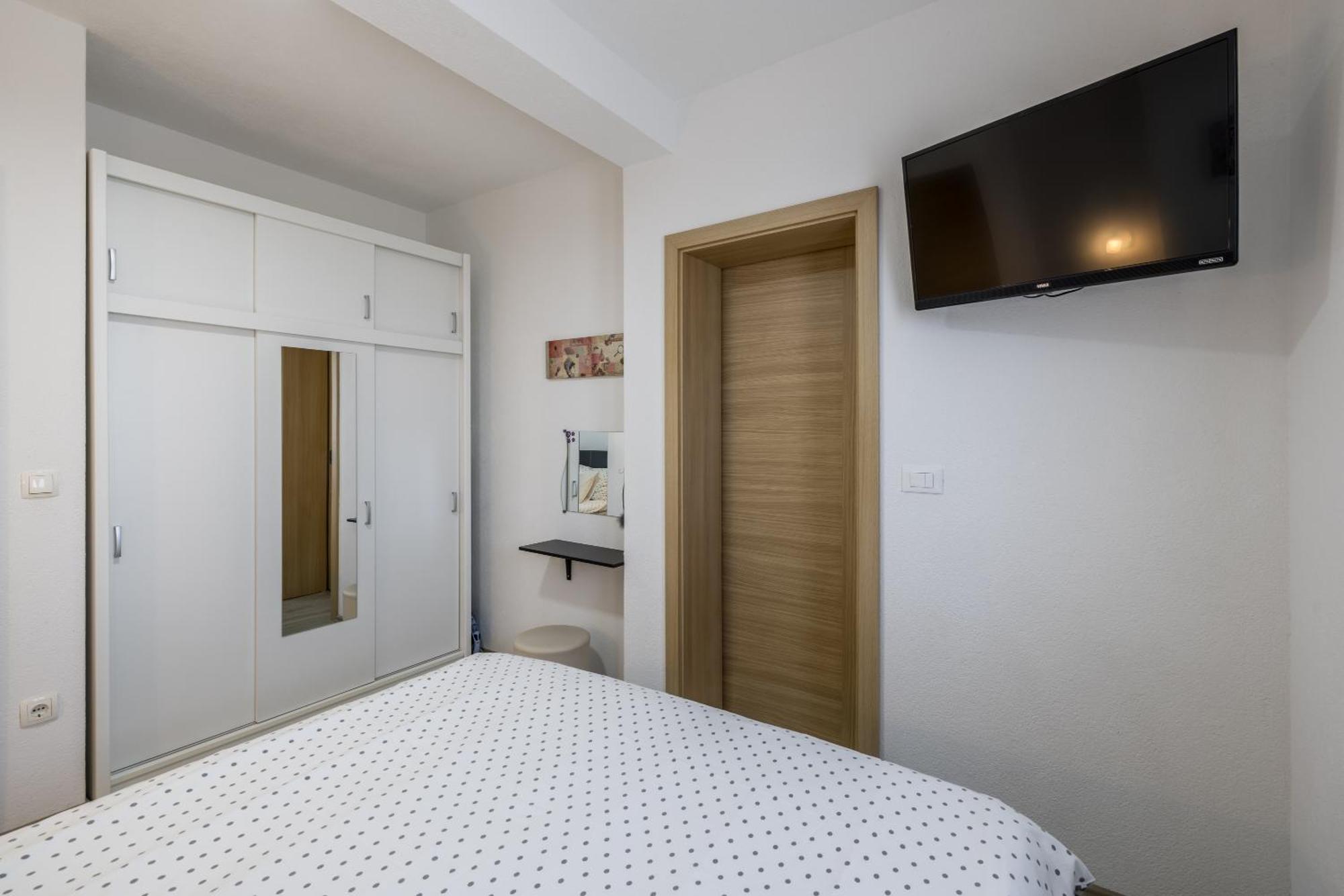 Apart Sa Terasom 250M Od Plaze,Parking,Wi Fi,Rostilj 트로기르 외부 사진